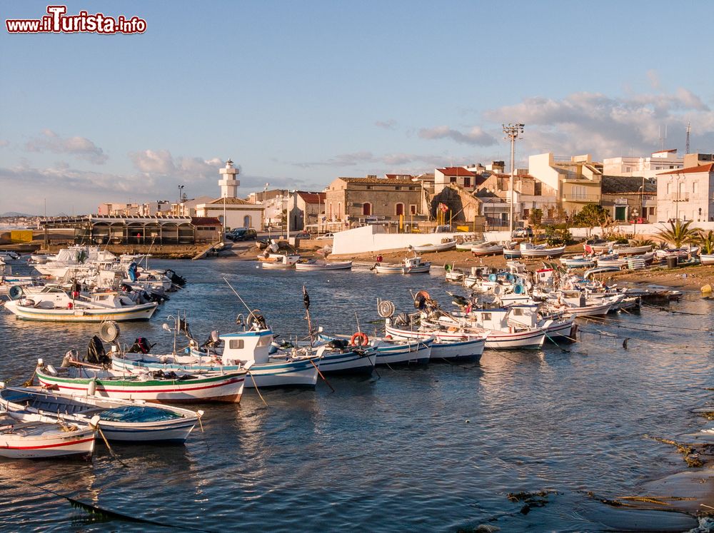 Immagine Scoglitti e il suo porto in Sicilia, siamo nei luoghi della fiction del Commissario Montalbano
