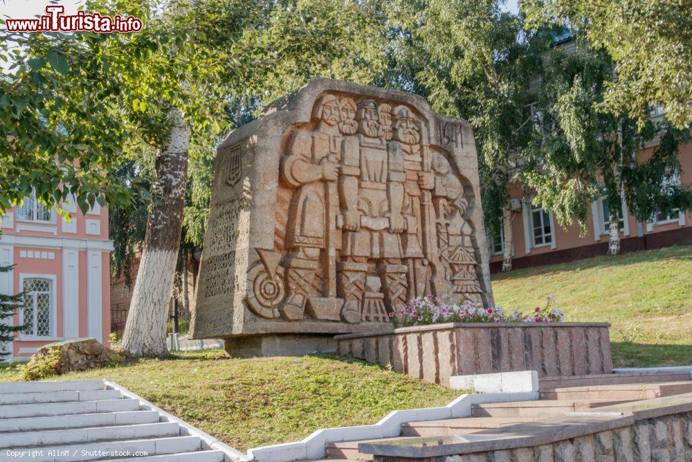 Immagine Scolpito nella pietra, il monumento ai fondatori della fortezza di Saransk (Russia) è uno dei simboli della città. Sin dalla sua fondazione, Saransk ha ricoperto un importante ruolo difensivo lungo i confini dell'impero - © AlinM / Shutterstock.com