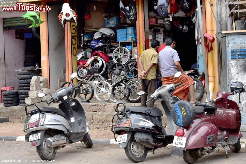 Immagine Scooters parcheggiati davanti a un negozio di ricambi di 2 ruote a Trivandrum, India - © AjayTvm / Shutterstock.com