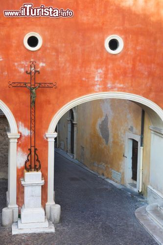 Immagine Scorcio della vecchia Antibes, Francia - Fondata attorno al 350 a.C. da greci di Massalia, l'antica Antipolis divenne 200 anni dopo possedimento romano per rimanere, sino ai tempi turbinosi delle migrazioni barbariche del V° secolo, un significativo centro commerciale. Durante il Medioevo fu spesso esposta alle incursioni dei pirati; verso la fine del XIII° secolo passò alla corona francese. Sino al 1860 fu posto fortificato di frontiera con il Piemonte, cui allora apparteneva la contea di Nizza sino al fiume Var. A partire dagli anni '20 del nostro secolo si è affermata come una delle più importanti località turistiche della Costa Azzurra. In questa immagine, uno scorcio del borgo antico della città francese © Sean Nel / Shutterstock.com