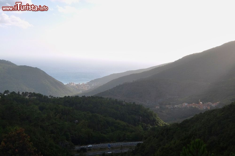 Immagine Scorcio al tramonto delle colline della Riviera di Levante e Deiva Marina in provincia di La Spezia, Liguria