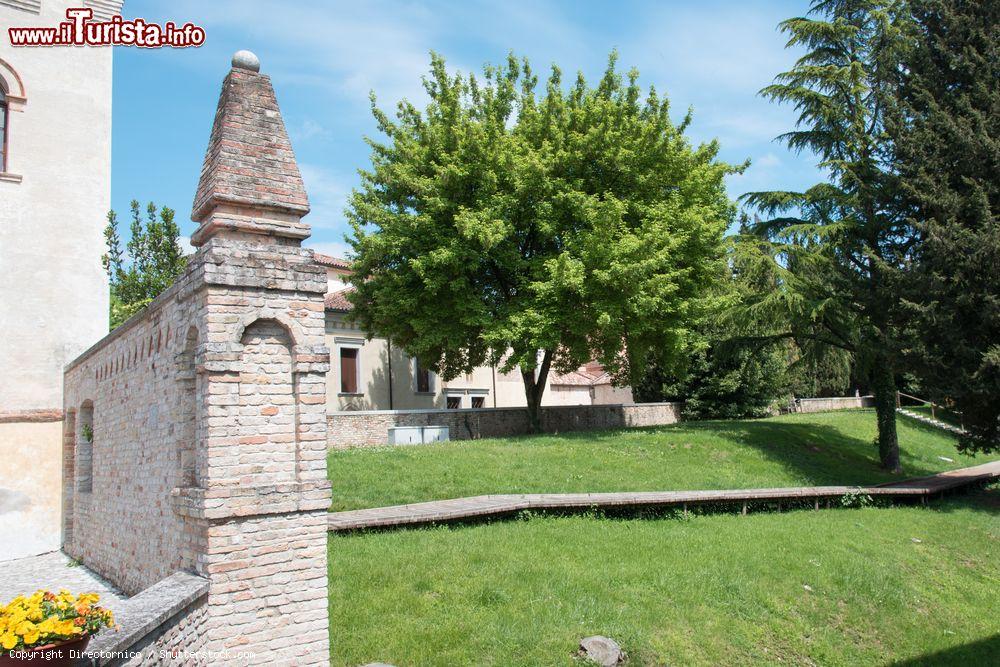 Immagine Scorcio architettonico del borgo di Sesto al Reghena, Pordenone, Friuli Venezia Giulia. In questa graziosa località del Friuli facevano già tappa i romani nei loro lunghi viaggi verso nord - © Directornico / Shutterstock.com