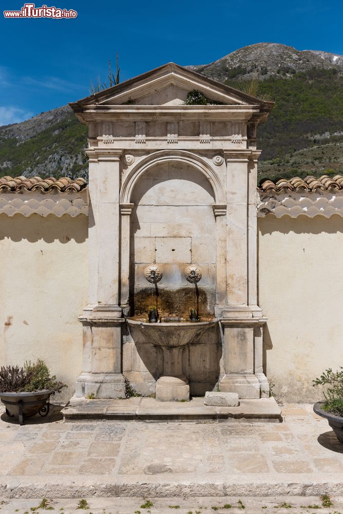 Immagine Uno scorcio architettonico del borgo di Villetta Barrea, sul lago di Barrea, L'Aquila, Italia. Siamo nel cuore del Parco Nazionale d'Abruzzo.