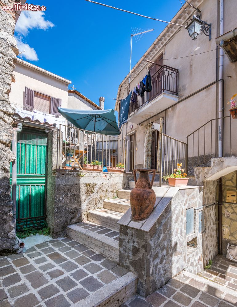 Immagine Scorcio architettonico delle stradine del borgo di Villalago in Abruzzo