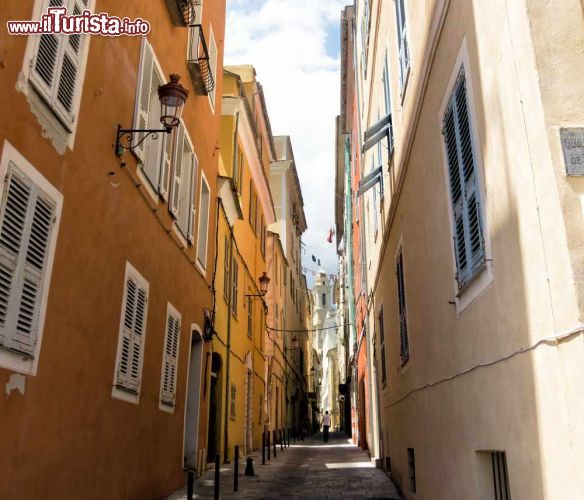 Immagine Scorcio architettonico di Bastia, Corsica. Passeggiando per le vie di Bastia si possono ammirare palazzi color rosa e terra bruciata affacciati su vicoli tortuosi che si snodano per la città vecchia.