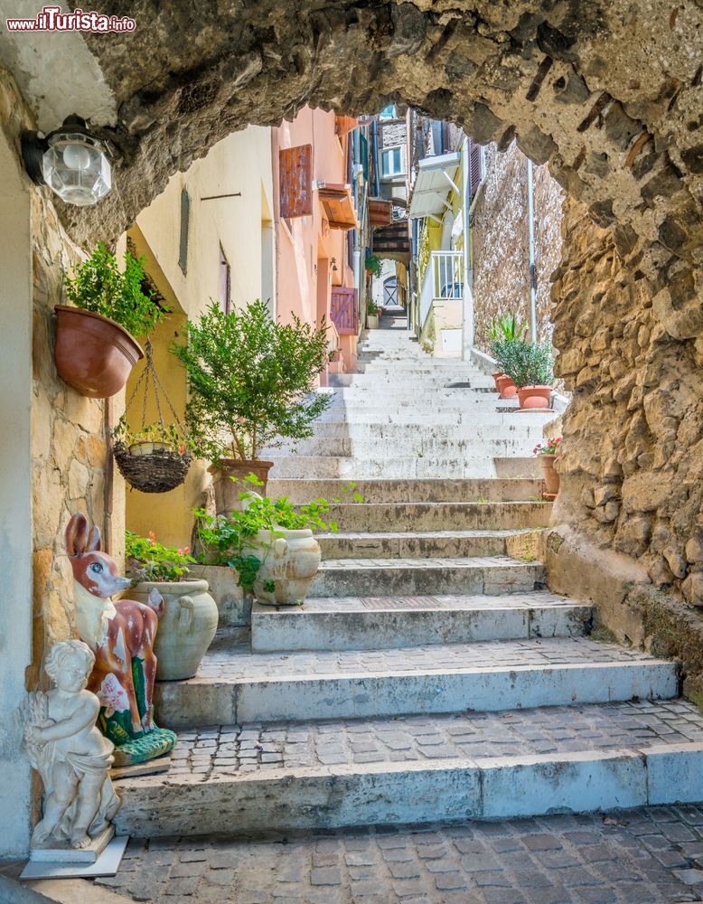 Immagine Scorcio architettonico di un vicolo di Fiuggi provincia di Frosinone, Lazio. Nel centro storico di questa graziosa località del Lazio ci sono viuzze, stradine e scalinate ripide, perfetta cornice per molti monumenti cittadini.