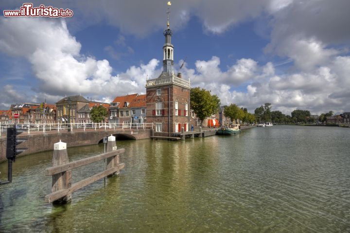 Immagine Scorcio del canale di Alkmaar (Olanda) - Ampio, generoso e aperto: questa visione sublime che si apre sulla città di Alkmaar non solo regala uno spettacolo atmosferico bellissimo, in quanto il cielo appare così ricco da ricordare le nuvole delle poesie di Baudelaire, ma dona soprattutto un'idea di tranquillità e serenità, la stessa che si respira poi nello spirito di Alkmaar - © jan kranendonk / Shutterstock.com