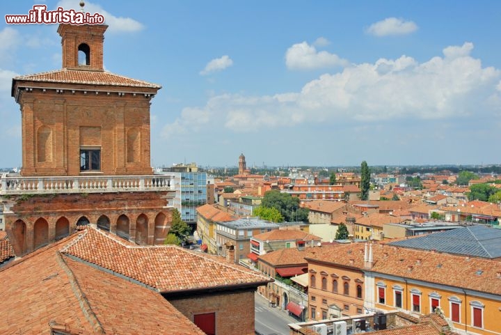 Immagine I tetti di Ferrara (Emilia Romagna) visti dall'alto del Palazzo Estense, o Castello di San Michele. L'edificio è tra i più rappresentativi della città, fondato nel 1385 con funzioni politiche e militari su commissione di Niccolò II d'Este. Oggi molte sale sono aperte al pubblico - © claudio zaccherini / Shutterstock.com