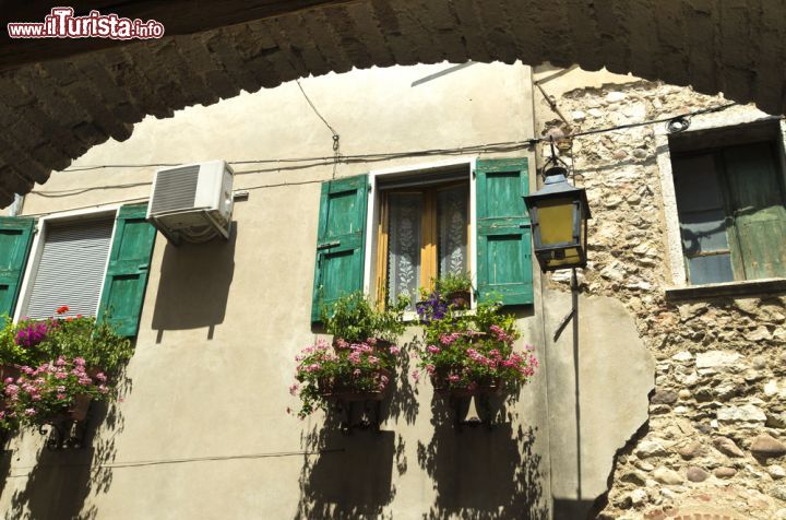 Immagine Scorcio centro storico di Lazise in Veneto - © hans engbers / Shutterstock.com