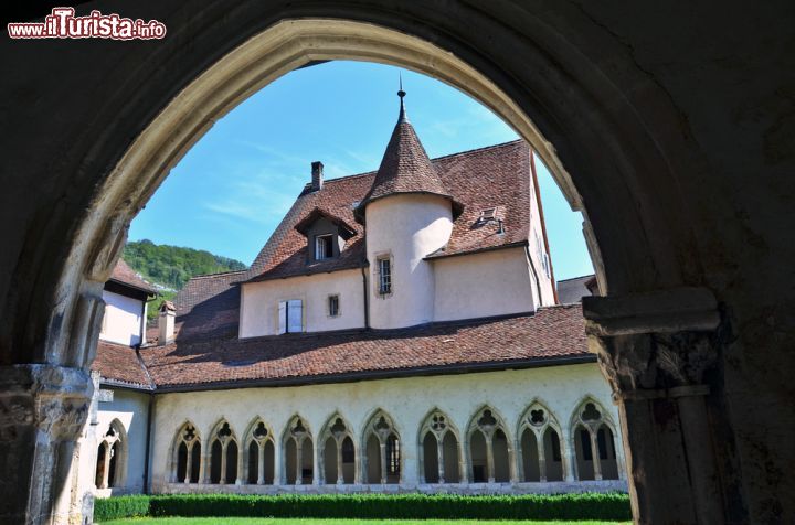 Immagine Scorcio della chiesa principale di Saint-Ursanne nel cantone Giura in Svizzera - © Capricorn Studio / Shutterstock.com