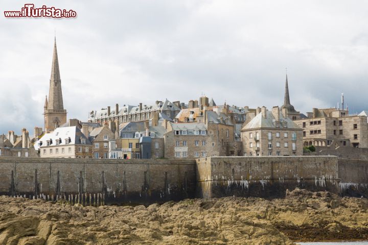 Immagine Uno scorcio della città murata di Saint-Malo in Bretagna, Francia. I bastioni risalgono al XII° secolo ma hanno subito ampliamenti e modifiche sino al XVIII° secolo - © 135pixels / Shutterstock.com