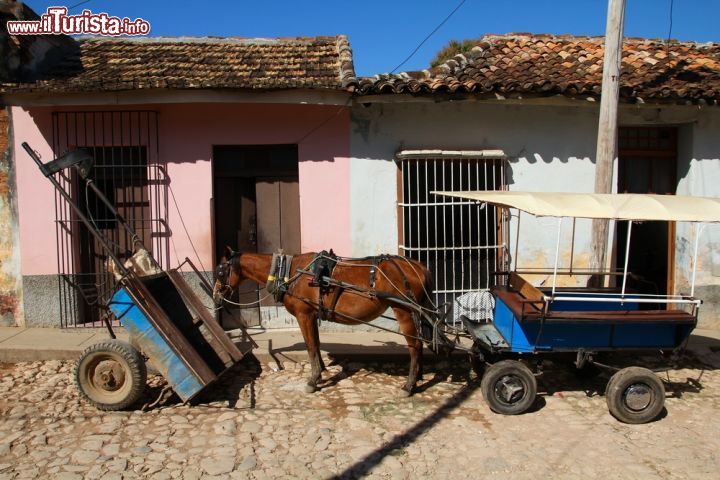 Immagine Vita quotidiana nella città vecchia di Trinidad, Cuba - La parte vecchia di Trinidad, famosa località nella provincia di Sancti Spiritus, è sicuramente la zona più interessante della città in quanto essendo splendidamente conservata, permette di compiere un vero e proprio salto indietro nel tempo all'era del colonialismo, all'era delle capanne degli schiavi, dei palazzi signorili e del commercio dello zucchero e nella maestosa architettura coloniale spagnola. - © Tupungato / Shutterstock.com