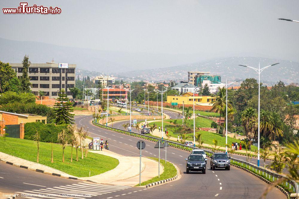 Immagine Scorcio cittadino di Kigali, Ruanda, con edifici universitari (Africa) - © Stephanie Braconnier / Shutterstock.com