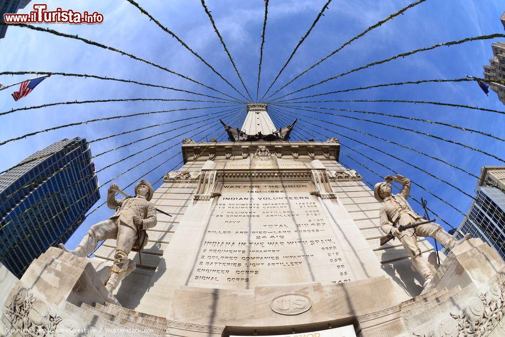 Immagine Scorcio dal basso all'alto del Monument Circle di Indianapolis, Indiana (USA) - © jessicakirshcreative / Shutterstock.com