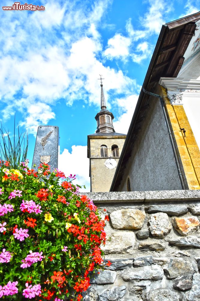Immagine Scorcio dal basso di una chiesa con campanile a Les Contamines-Montjoie, Francia.