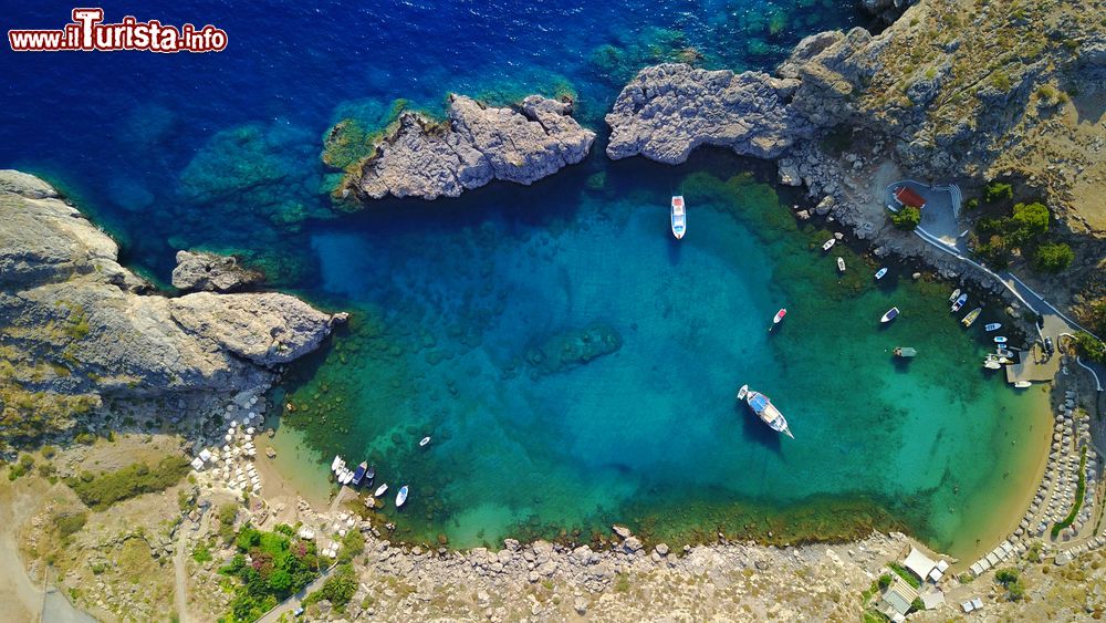 Immagine Scorcio dall'alto della baia di San Paolo nel villaggio di Lindos, isola di Rodi, Dodecaneso (Grecia).