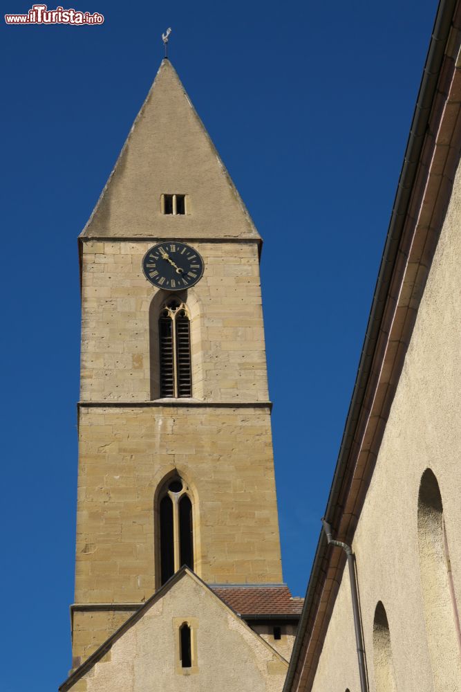 Immagine Scorcio del campanile della chiesa parrocchiale di San Pietro e San Paolo a Eguisheim, Francia.