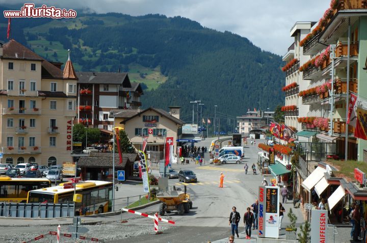 Immagine Uno scorcio del centro città di Grindelwald, Svizzera. Qui si trova anche la ferrovia della Jungfrau, linea ferroviaria della Svizzera che per le sue caratteristiche è considerata la più alta d'Europa - © 248443012 / Shutterstock.com