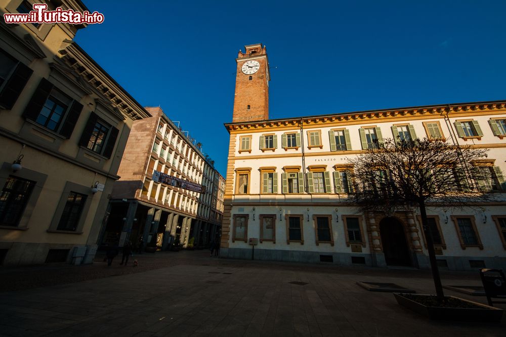 Immagine Uno scorcio del centro cittadino di Novara, Piemonte, con Palazzo Natta. Affacciato su piazza Matteotti, questo elegante edificio è sede della Provincia di Novara e ospita la Prefettura. Venne fatto costruire per desiderio dei conti Caccia di Mandello e Castellazzo per poi venire successivamente acquisito dalla famiglia Natta. Il nucleo più antico è la torre dell'orologio di cui si ha notizia a partire dal 1268.