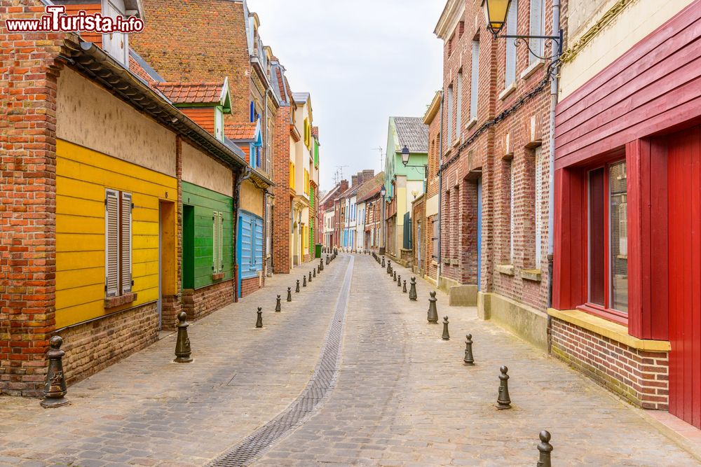 Immagine Uno scorcio del centro di Amiens con le tipiche case colorate, Piccardia, Francia.