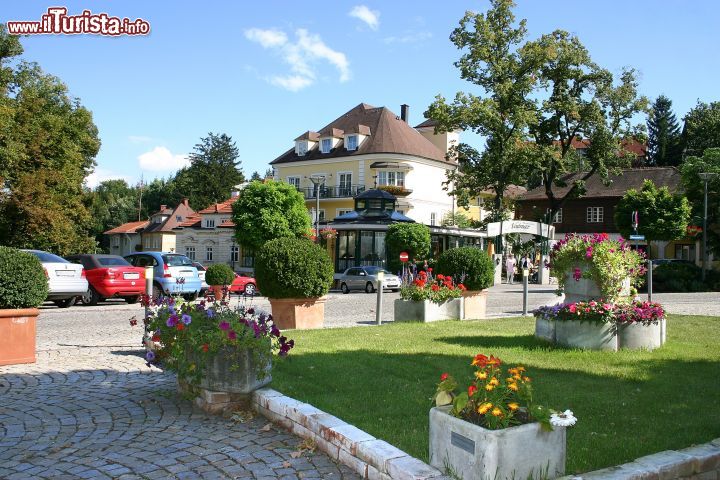 Immagine Uno scorcio del centro di Bad Sauerbrunn, Austria. Si trova nel distretto di Mattersburg.