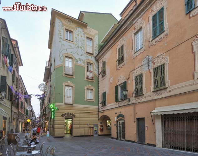 Immagine Uno scorcio del centro di Loano, celebre borgo ligure - © s74 / Shutterstock.com