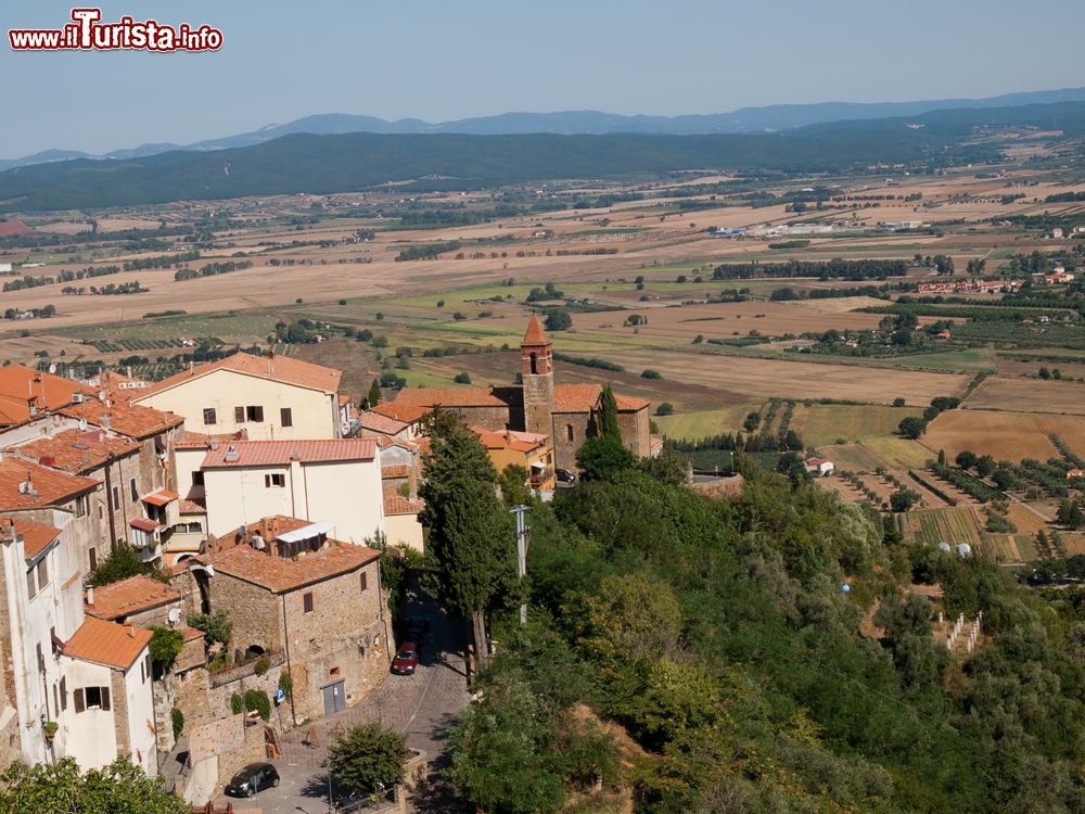 Immagine Scorcio del centro di Scarlino  con il Convento di San Donato
