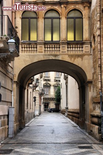 Immagine Scorcio panoramico di Trapani, Sicilia - Un caratteristico angolo della città che ha strade e vicoli lastricati che rimandano al suo periodo arabo © Tupungato / Shutterstock.com