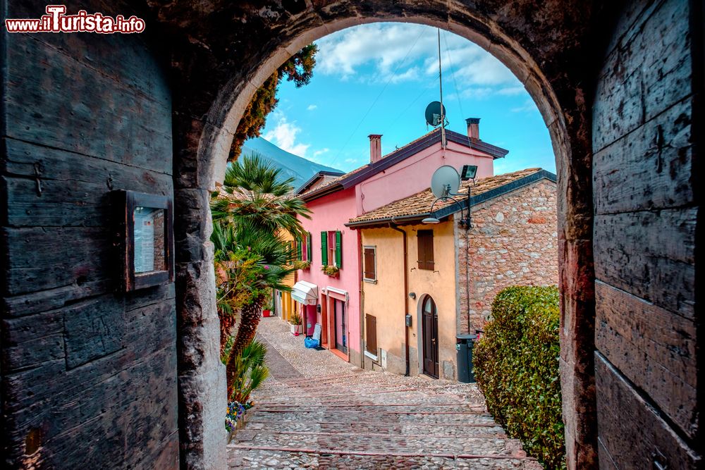 Immagine Un caratteristico scorcio del centro storico di Malcesine fotografato da sotto un arco, Veneto.