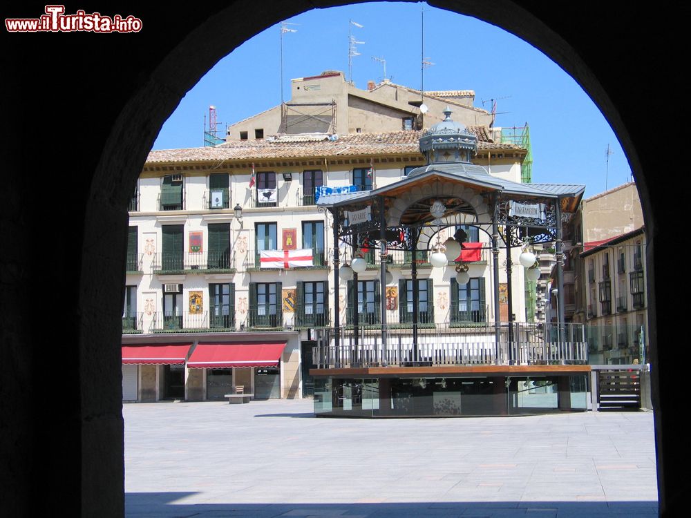 Immagine Scorcio del centro storico di Tudela, Spagna, visto attraverso un arco.