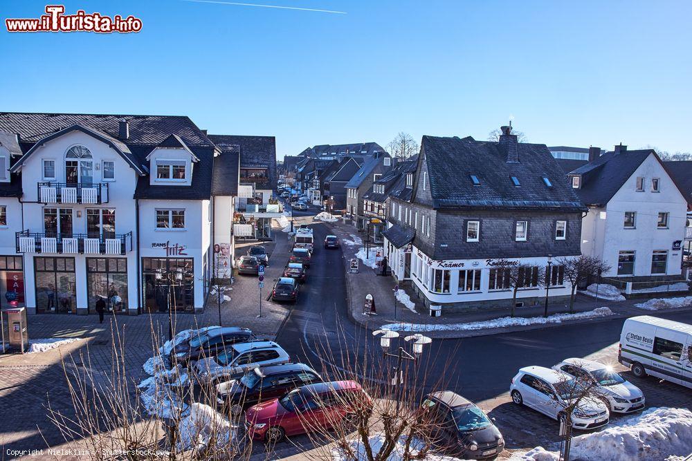 Immagine Uno scorcio del centro storico di Winterberg con le tipiche abitazioni affacciate sulle strade, Germania - © Nielskliim / Shutterstock.com