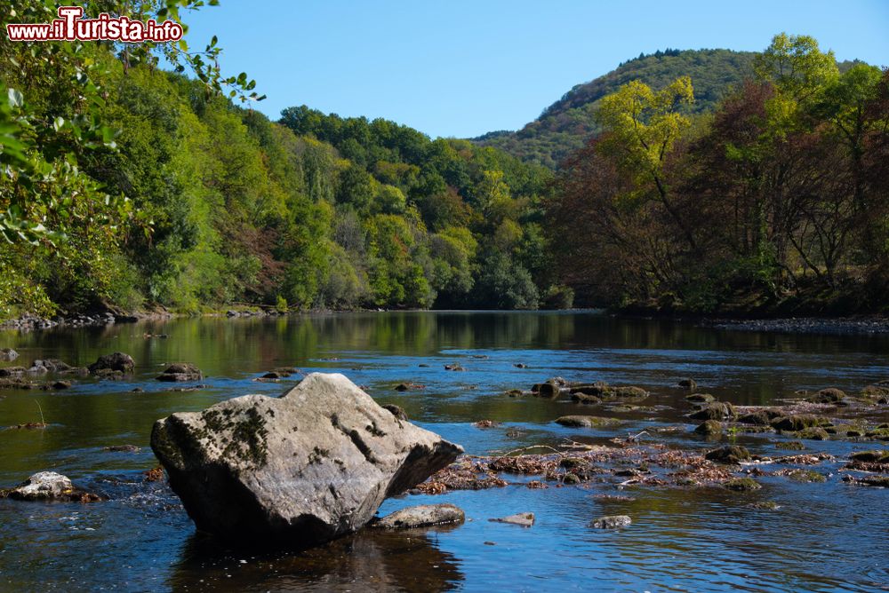 Immagine Uno scorcio del fiume Dordogne nei pressi di Beaulieu, dipartimento della Corrèze (Francia).