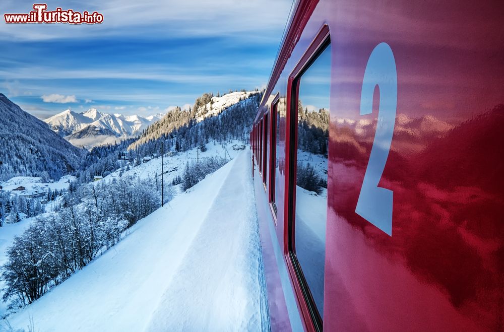 Immagine Uno scorcio del paesaggio invernale e innevato della Svizzera dal finestrino del Glacier Express. Le moderne e panoramiche carrozze permettono di ammirare da vicino gli scenari offerti: foreste e torrenti di montagna, cime innevate e villaggi secolari.