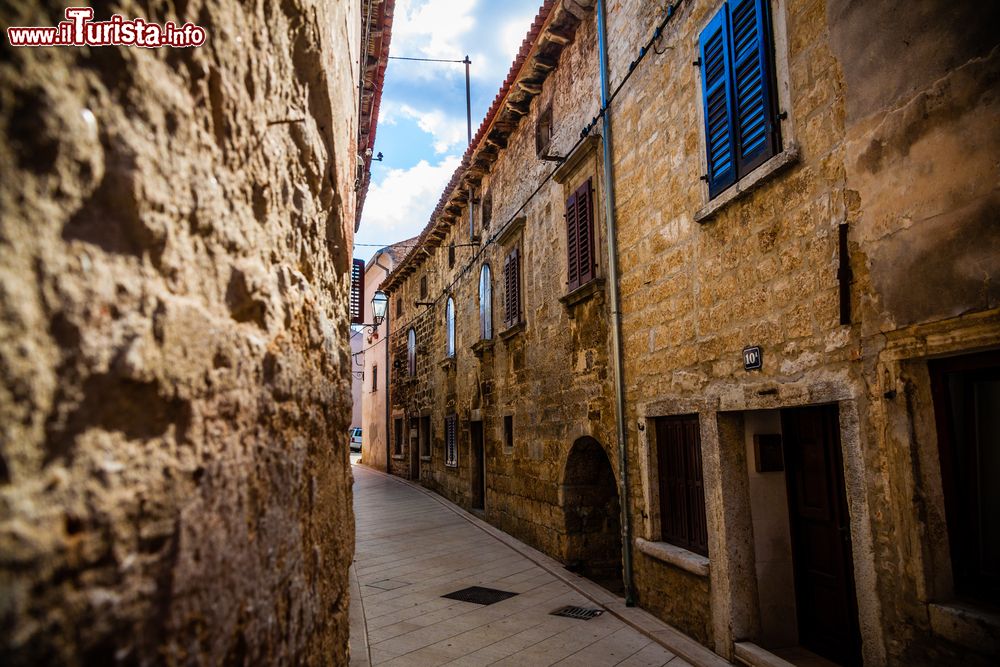 Immagine Uno scorcio del pittoresco centro storico di Fazana, Croazia. Il paese è situato sulla strada regionale fra Dignano e Pola.