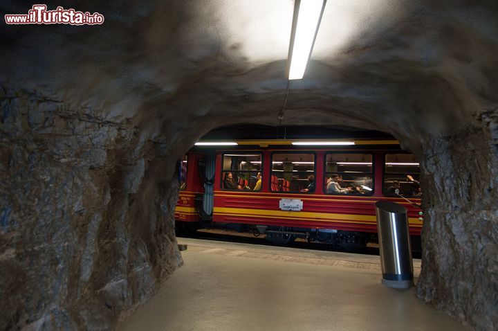 Immagine Uno scorcio del treno lungo la tratta dello Jungfrau fotografato da un accesso laterale del tunnel, Grindelwald, Svizzera.