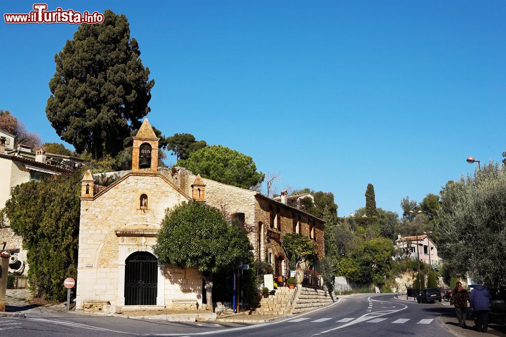 Immagine Uno scorcio del villaggio di Saint-Paul-de-Vence con antichi edifici in pietra, Francia.