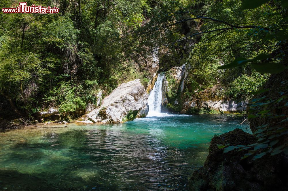 Immagine Uno scorcio della cascata del Lago San Benedetto nei pressi di Subiaco, provincia di Viterbo, Lazio.