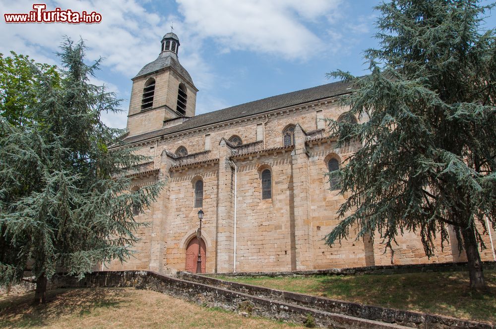 Immagine Uno scorcio della chiesa di Notre Dame de Puy a Figeac, Occitania, Francia. Costruita in stile gotico alla fine del XII° secolo e completata nel XIV°, dal 1916 è monumento storico nazionale di Francia. Si racconta che sia stata fondata dopo un miracolo.