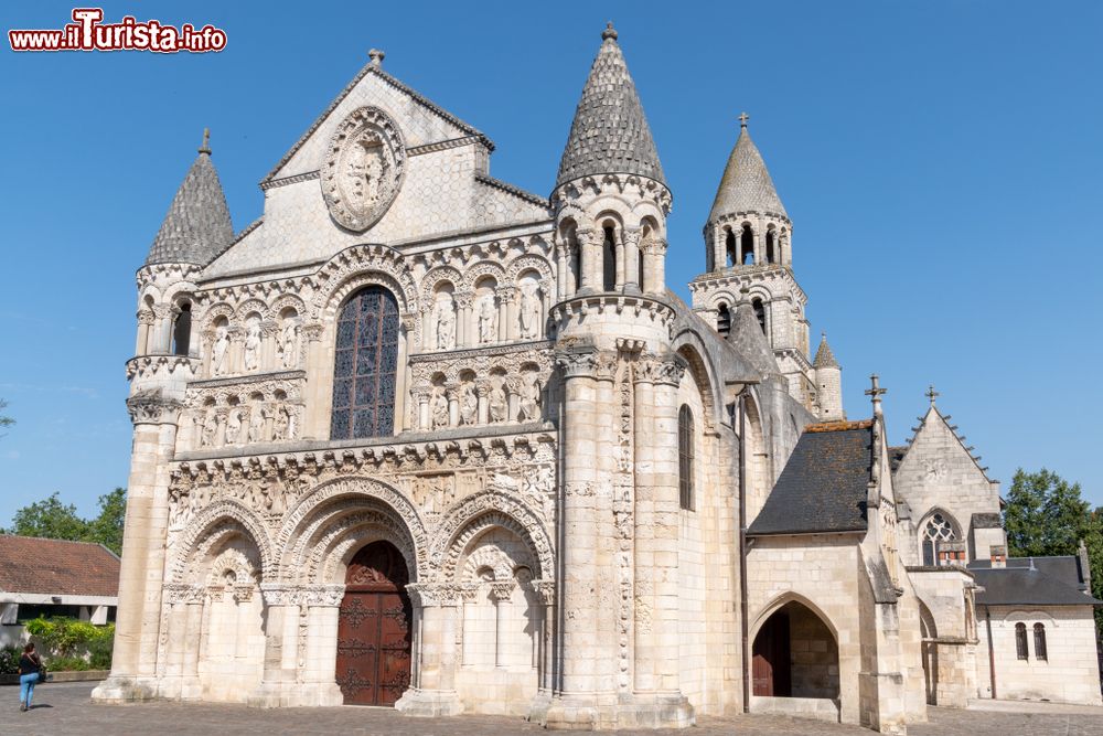 Immagine Scorcio della chiesa di Notre Dame la Grande a Poitiers con il sole e il cielo azzurro (Francia).