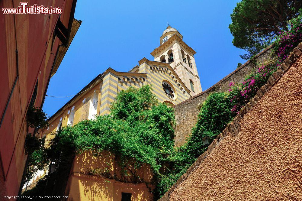 Immagine Uno scorcio della chiesa di San Martino nel borgo vecchio di Portofino, Genova, Liguria. Costruita nel XII° secolo, ha la facciata a strisce gialle e grigie - © Linda_K / Shutterstock.com