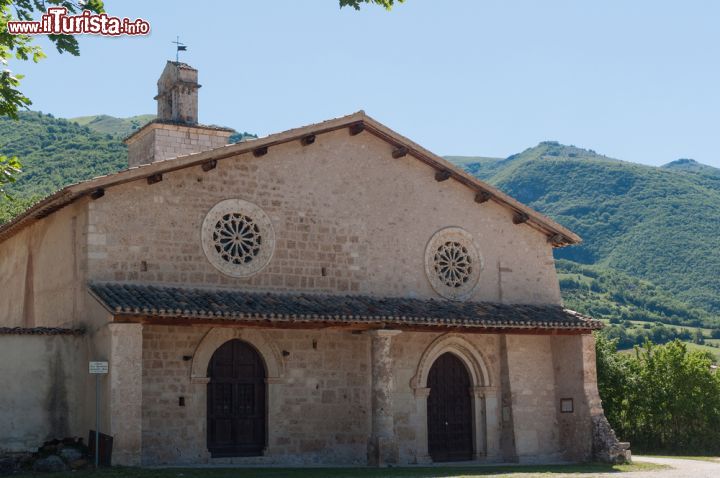 Immagine Uno scorcio della chiesa di San Salvatore a Norcia, Umbria, prima dei crolli dell'ottobre 2016.  Si trova a Campi, frazione di Norcia: oggi, dopo i due terremoti, rimane solo una porzione del muro perimetrale destro messo in sicurezza - © Stefano Heusch / Shutterstock.com