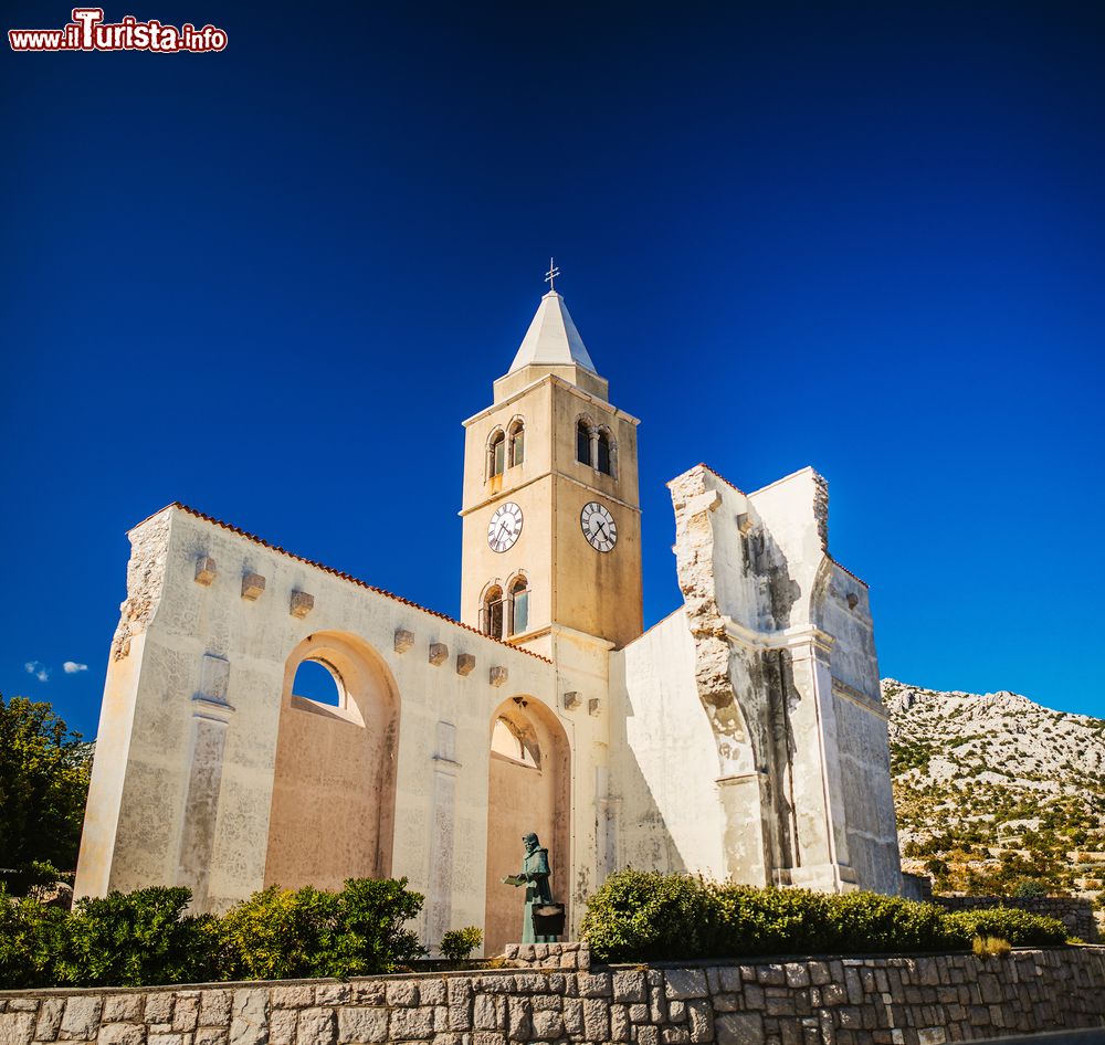 Immagine Uno scorcio della chiesetta cattolica di St. Charles Boromejskog a Karlobag, Croazia. L'edificio religioso è stato costruito nel 1710.