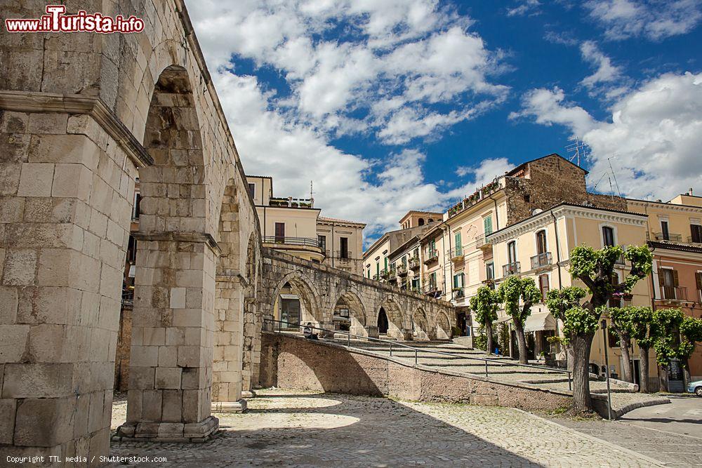 Immagine Uno scorcio della cittadina di Sulmona, Abruzzo. E' nota in tutto il mondo per la secolare tradizione nella produzione di confetti - © TTL media / Shutterstock.com