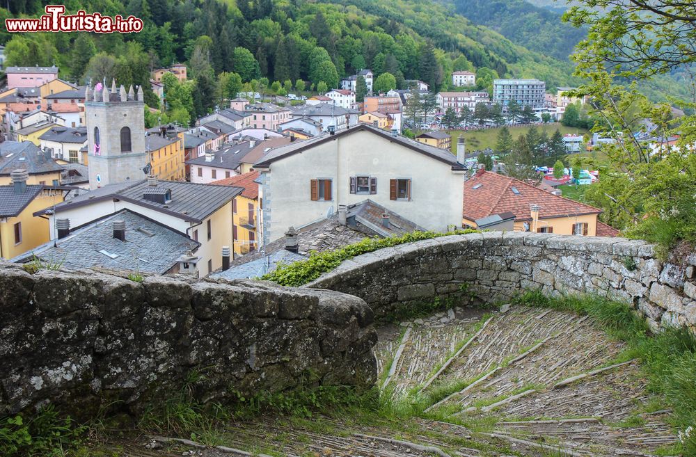 Immagine Uno scorcio della cittadina modenese di Sestola, Emilia Romagna, vista dall'alto di una scala in pietra.