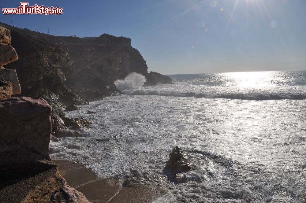 Immagine Uno scorcio della costa di Nazaré, Portogallo, località frequentata dagli appassionati di surf.