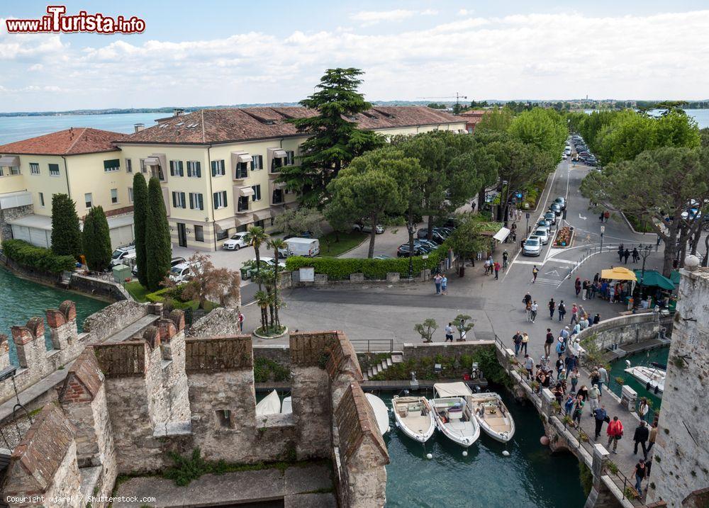 Immagine Uno scorcio della località turistica di Sirmione sul Lago di Garda, Lombardia. Catullo la definì "Perla del Garda" per la sua bellezza - © wjarek / Shutterstock.com