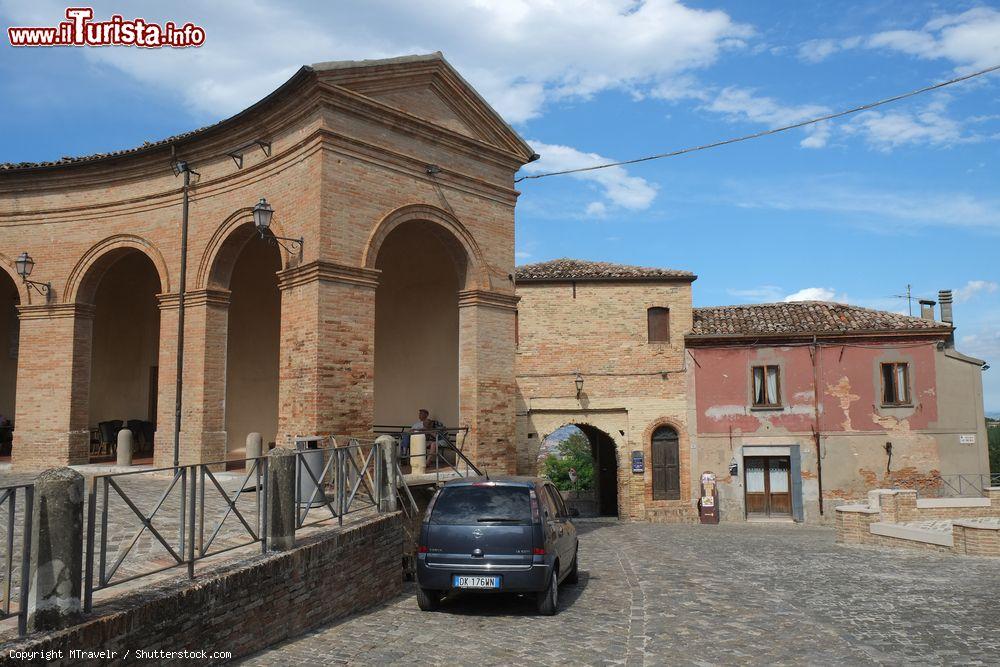 Immagine Scorcio della magica piazza centrale del boergo di Mondaino in Romagna - © MTravelr / Shutterstock.com