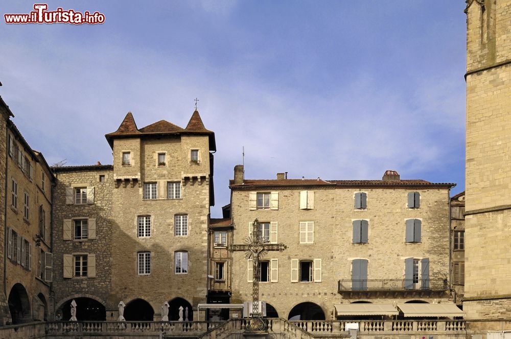 Immagine Uno scorcio della piazza principale e degli edifici di Villefranche de Rouergue, Aveyron, Francia.