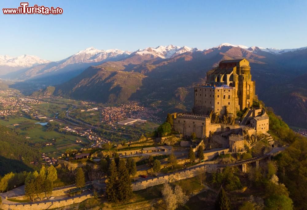 Immagine Scorcio della Sacra di San Michele e la Val di Susa in Piemonte