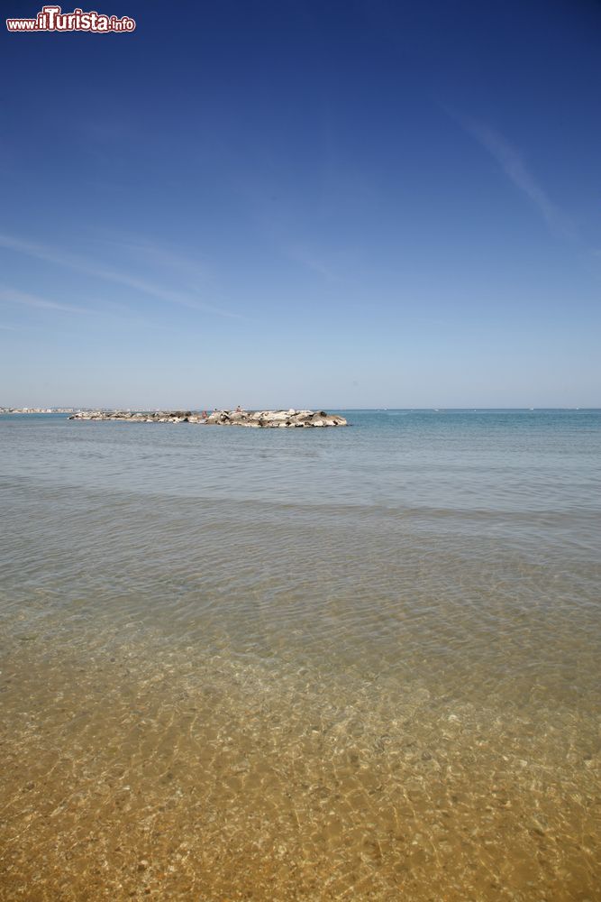 Immagine Uno scorcio della spiaggia di Cattolica, Emilia Romagna, lambita dalle acque dell'Adriatico.